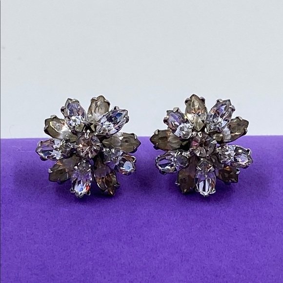 💛 Vintage Sherman White Crystal Floral Screw Back Earrings - Picture 1 of 5